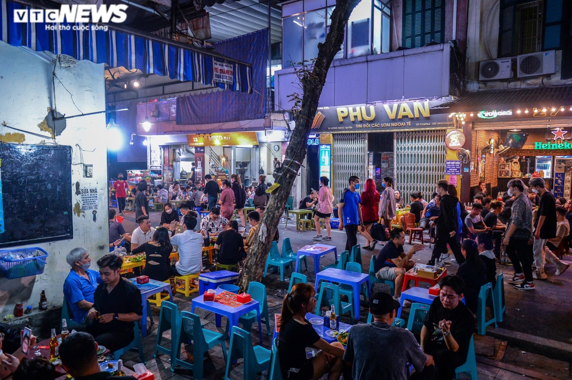 Tây, ta cùng chen chúc ở phố bia Tạ Hiện - 12