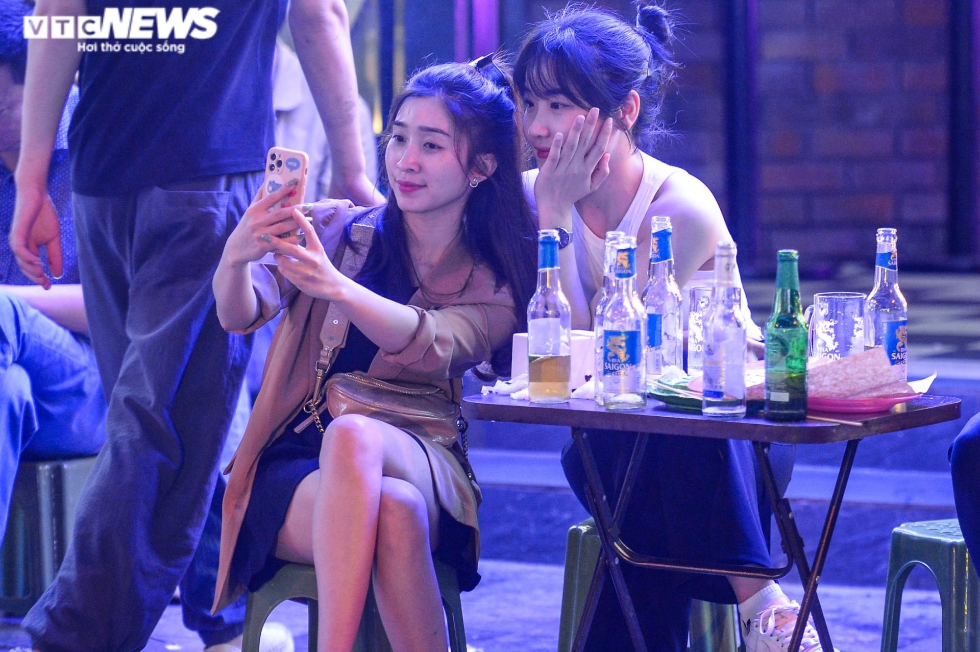Tây, ta cùng chen chúc ở phố bia Tạ Hiện - 10