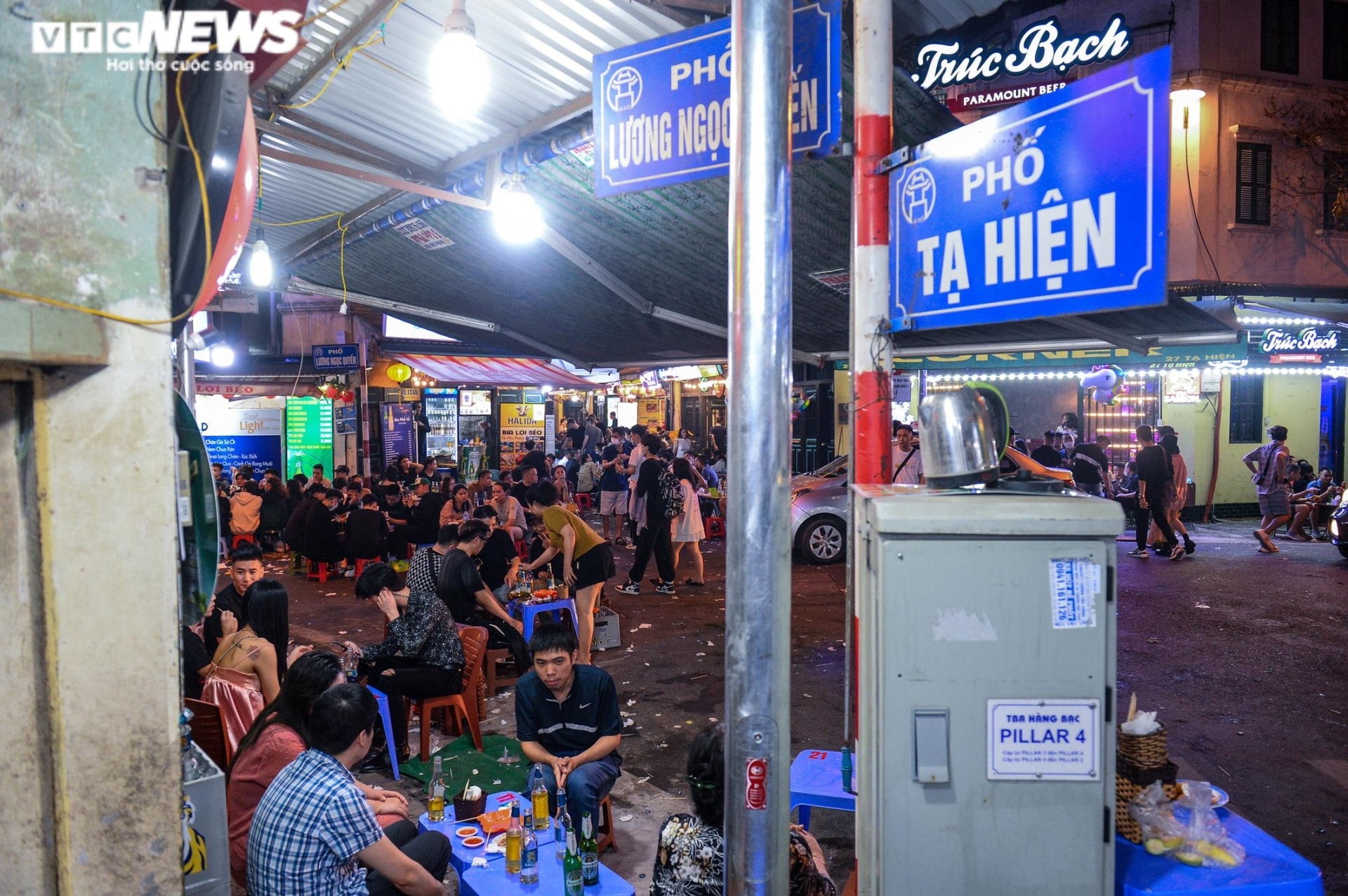 Tây, ta cùng chen chúc ở phố bia Tạ Hiện - 5