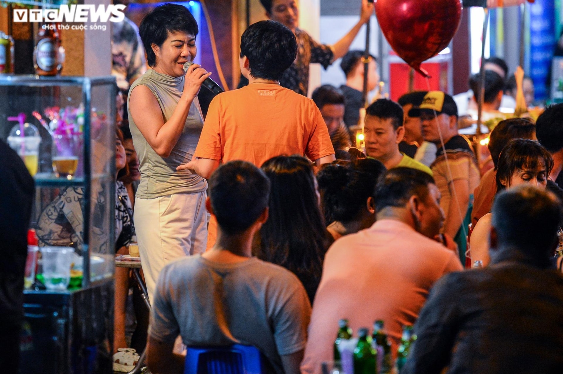 Tây, ta cùng chen chúc ở phố bia Tạ Hiện - 11