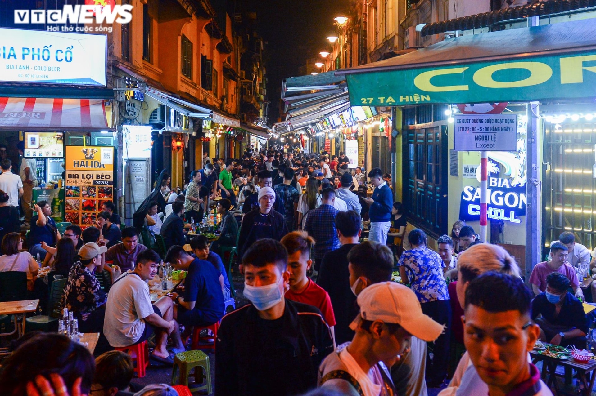Tây, ta cùng chen chúc ở phố bia Tạ Hiện - 1
