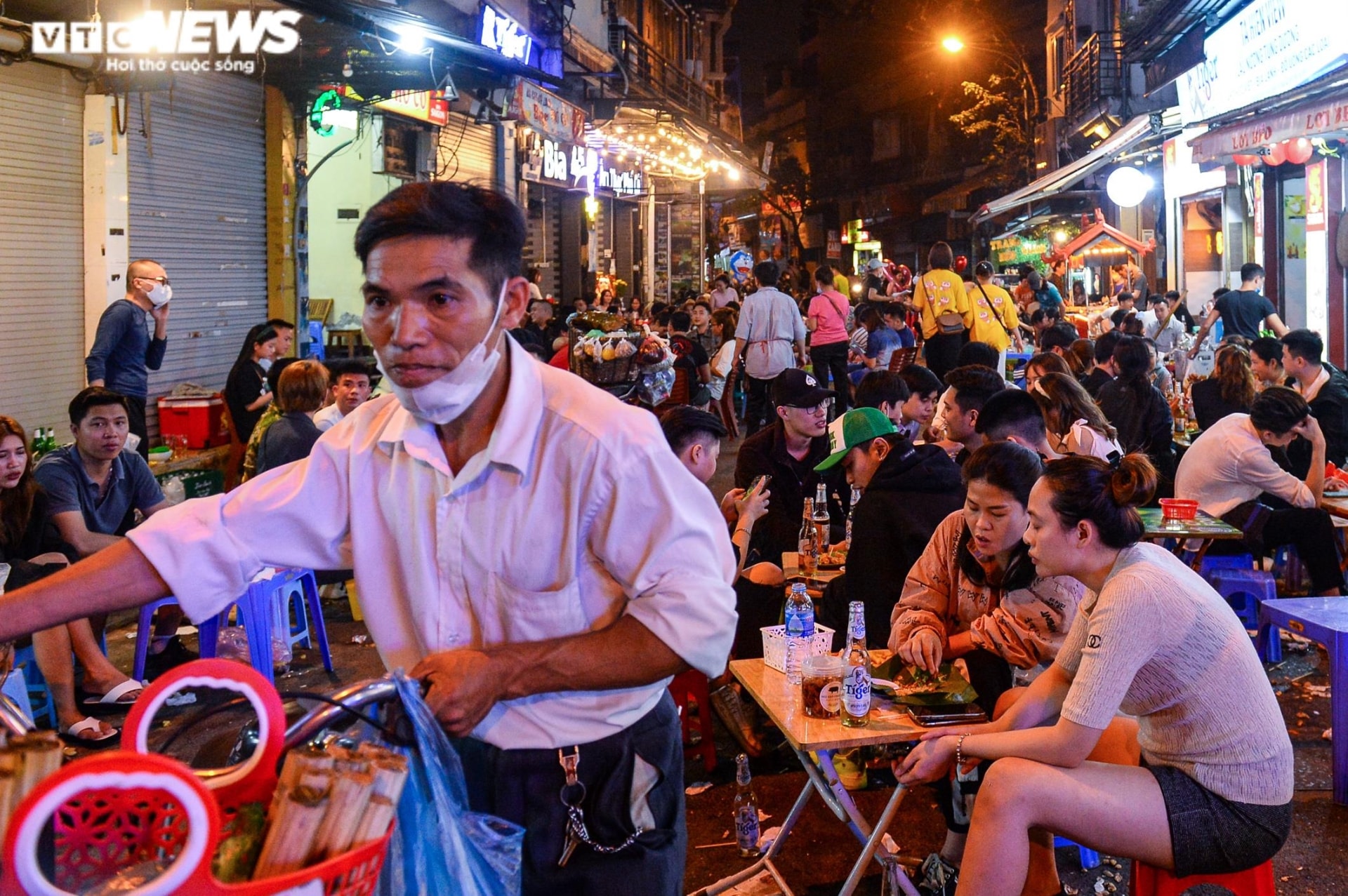 Tây, ta cùng chen chúc ở phố bia Tạ Hiện - 6