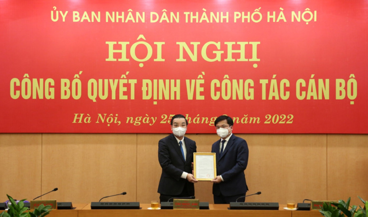 Chủ tịch UBND TP Hà Nội Chu Ngọc Anh trao Quyết định cho ông Trương Việt Dũng.