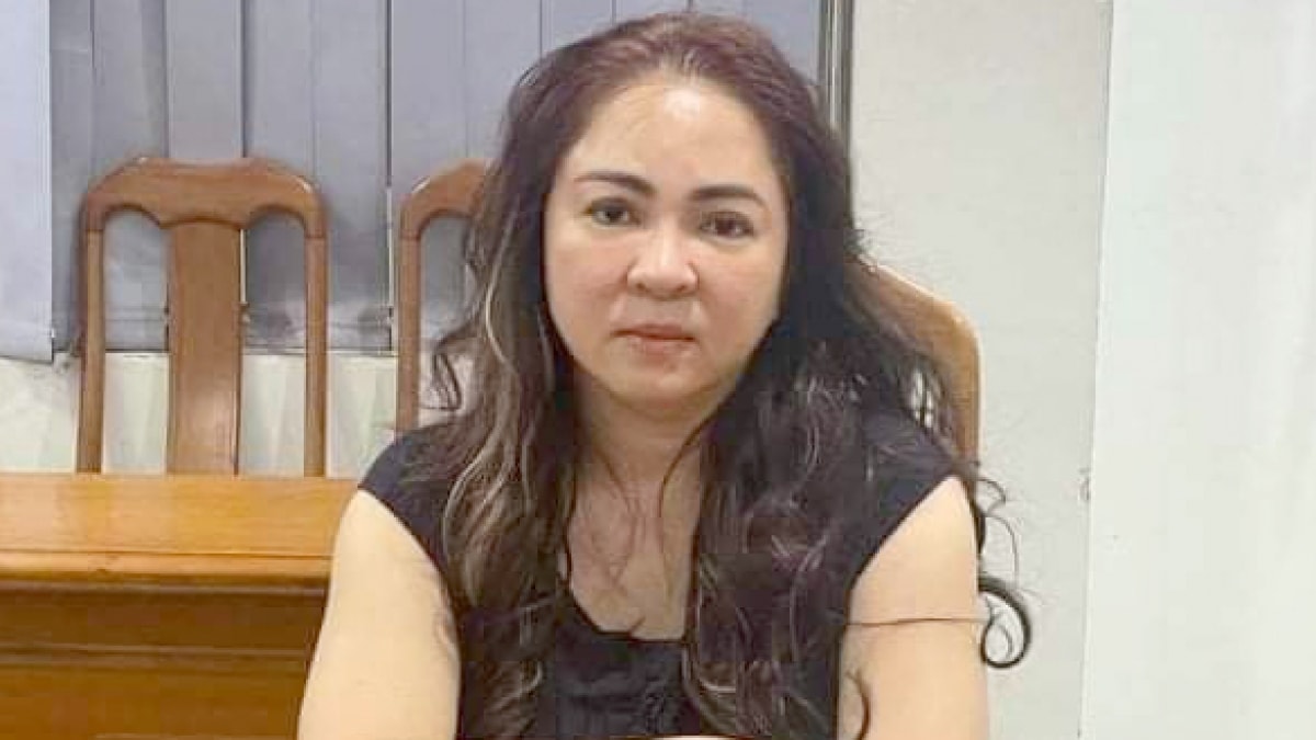 Nguyễn Phương Hằng tại cơ quan công an.