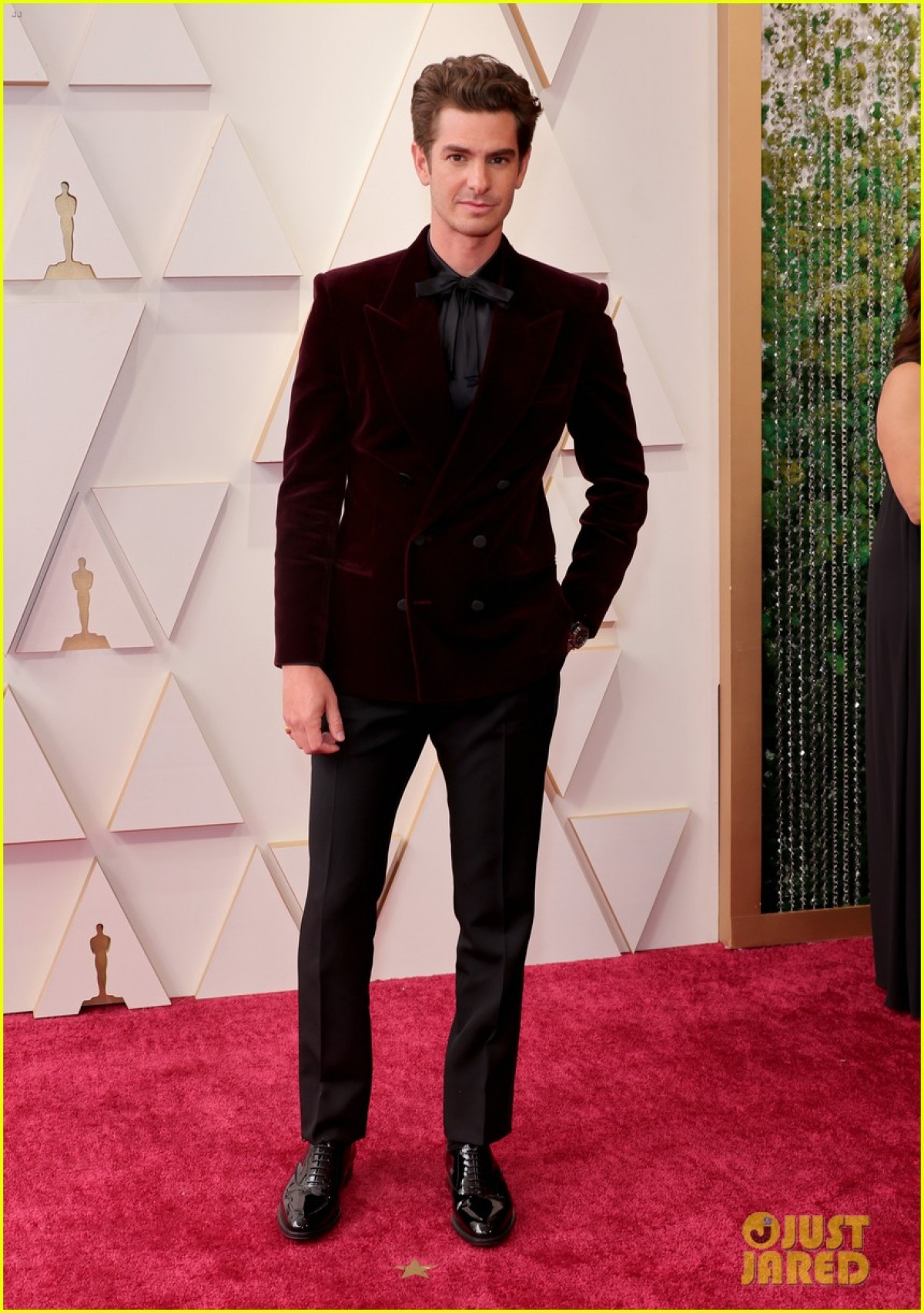 Andrew Garfield bảnh bao trong bộ vest Saint Laurent tại Lễ trao giải Oscar 2022. Andrew được đề cử Nam diễn viên chính xuất sắc nhất cho vai diễn Jonathan Larson trong 