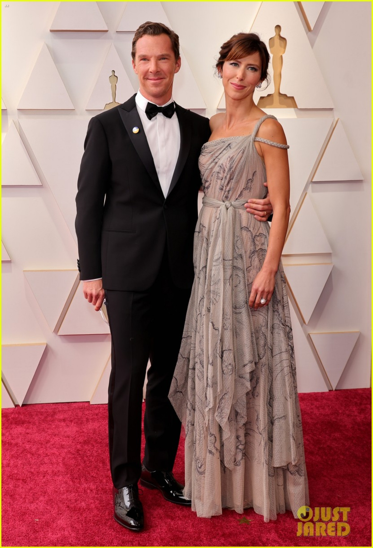 Benedict Cumberbatch xuất hiện trên thảm đỏ cùng với vợ Sophie Hunter. Benedict là một ứng cử viên tối nay ở hạng mục Nam diễn viên chính xuất sắc nhất cho vai diễn Phil Burbank trong 