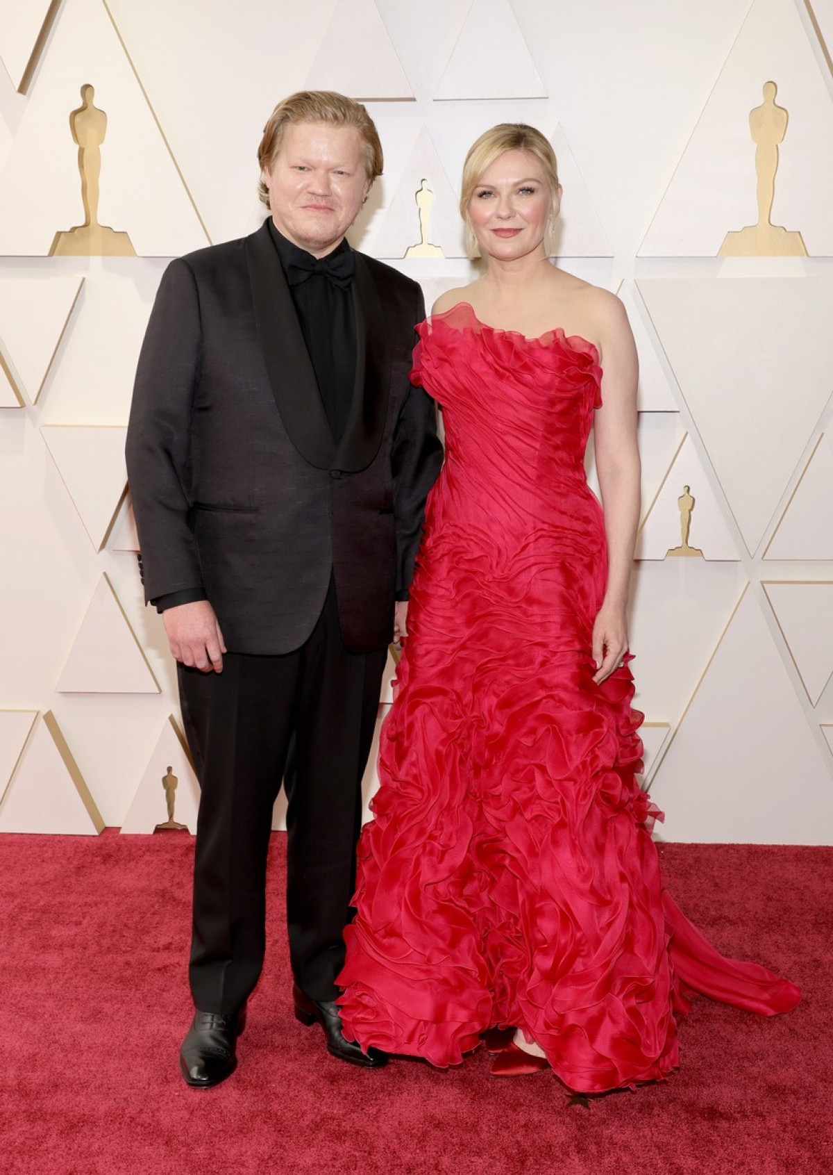 Kirsten Dunst và chồng, Jesse Plemons, cùng nhau bước lên thảm đỏ lễ trao giải, nơi cả hai đều được đề cử Nữ diễn viên phụ xuất sắc nhất và Nam diễn viên phụ xuất sắc nhất cho 