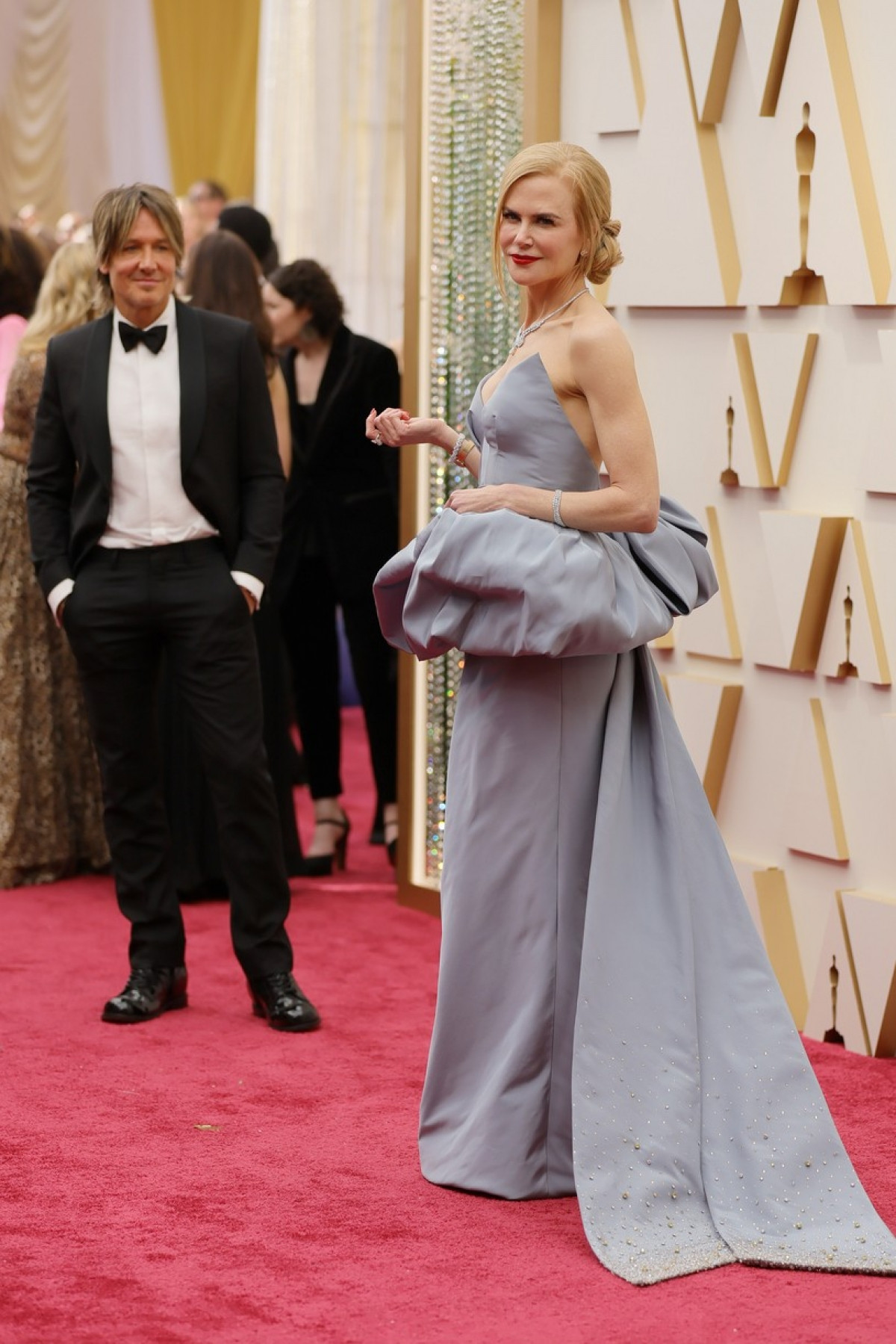 Nicole Kidmansánh bước cùng chồng Keith Urban đến Lễ trao giải Oscar 2022 tại Nhà hát Dolby ở Hollywood. Cặp đôi đã lâu không xuất hiện trước truyền thông. Năm nay, Nicole Kidman nhận đề cử Nữ diễn viên chính xuất sắc nhất cho vai Lucille Ball trong 