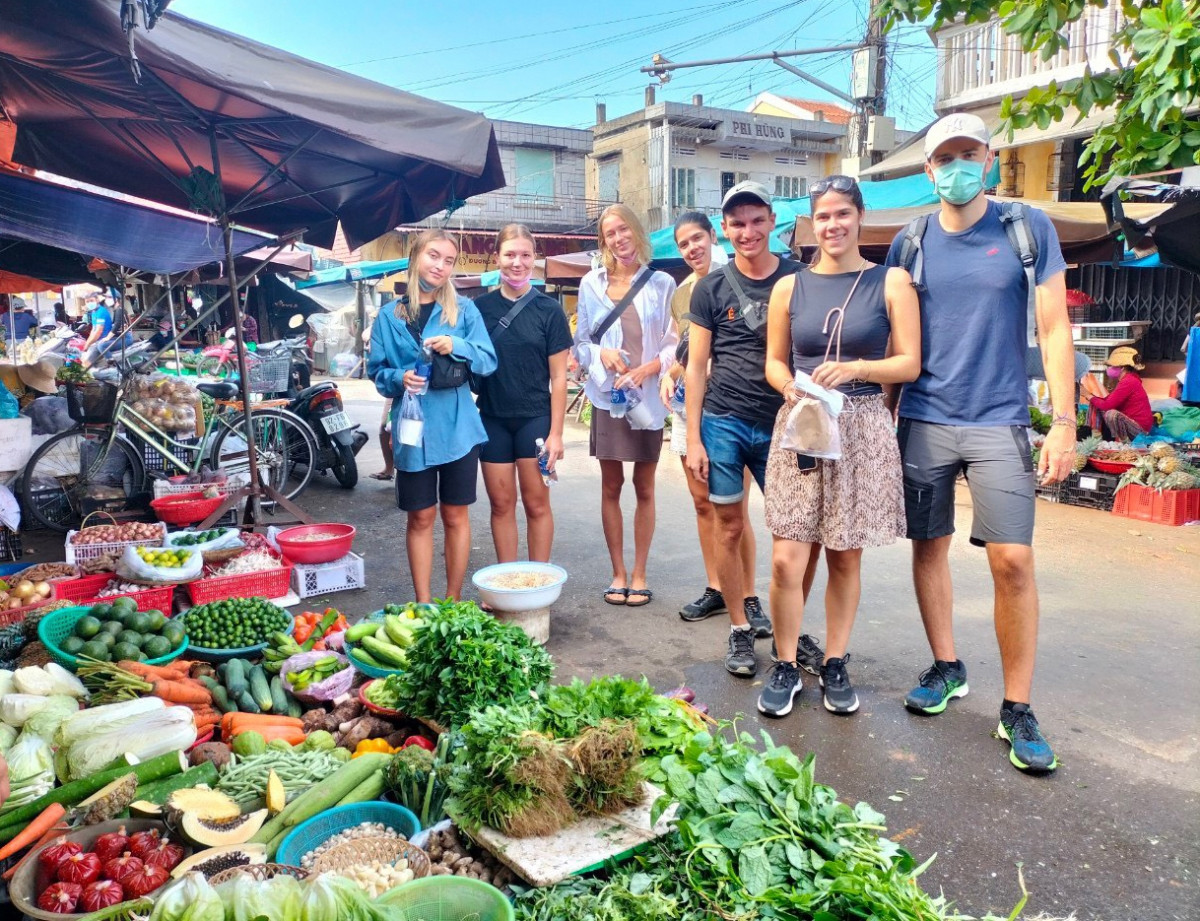 Du khách tham quan khu chợ địa phương tại làng Cẩm Thanh, Hội An (Quảng Nam). Nguồn: Sabirama Hoi An