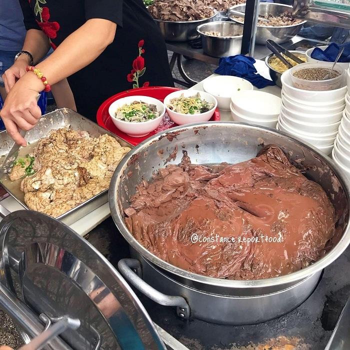 Huyết chưng lòng heo: Món ngon lạ miệng của người Hoa cực hút khách ở Sài Gòn - 3