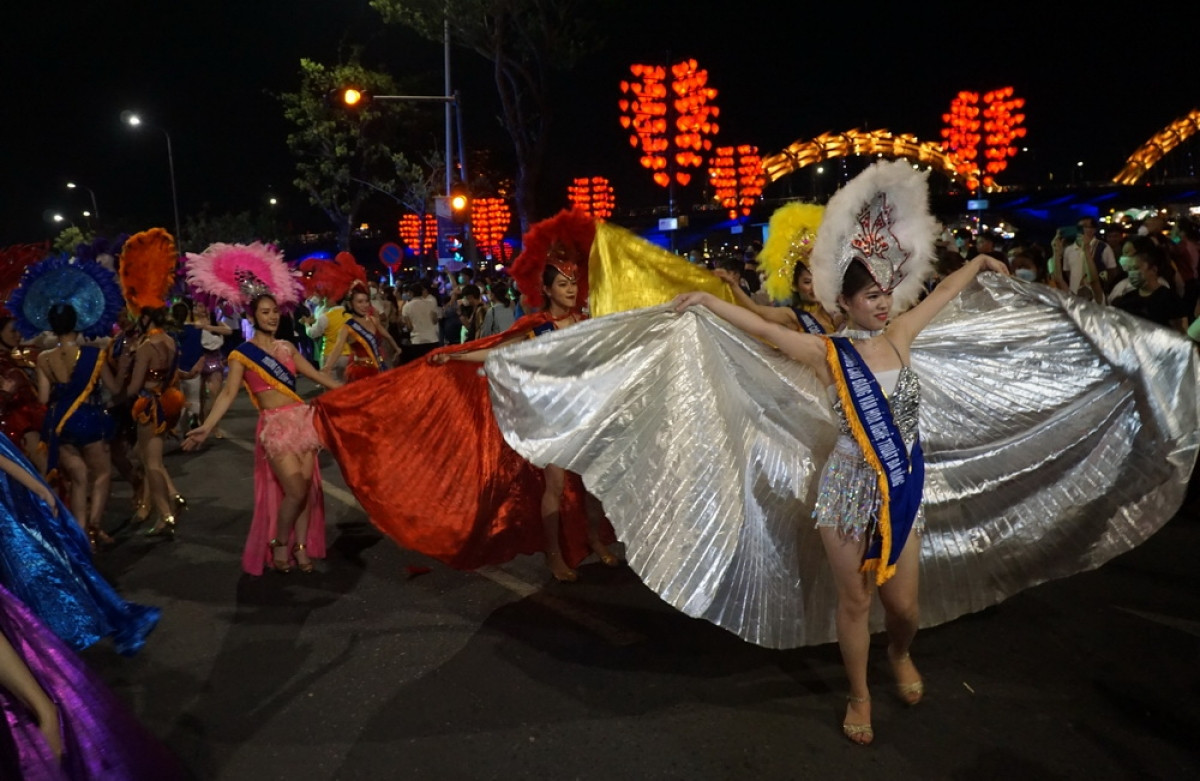 Lễ hội đường phố Đà Nẵng quy tụ gần 300 vũ công và nghệ sĩ.
