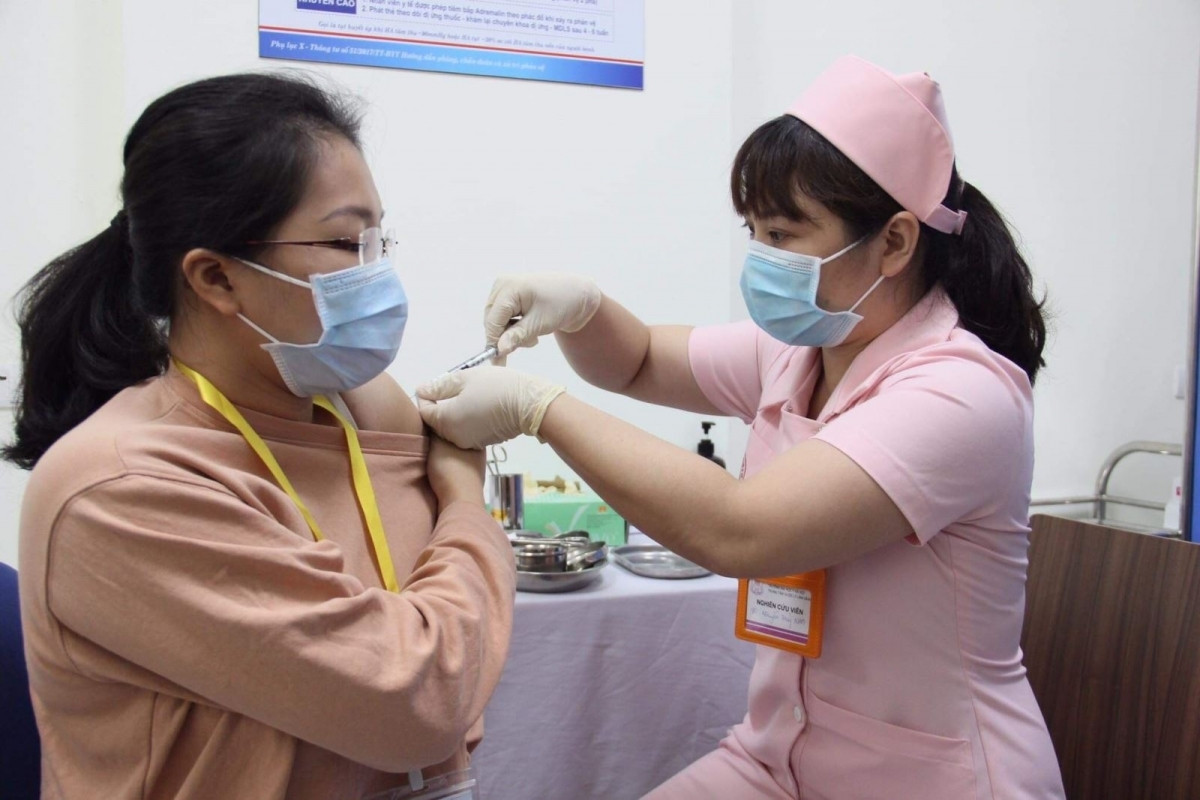 Tiêm thử nghiệm vaccine Covivac tại Đại học Y Hà Nội.