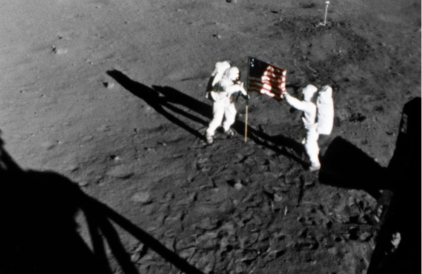 Số phận lạ lùng của túi bụi Mặt Trăng tàu Apollo 11 mang về - 1