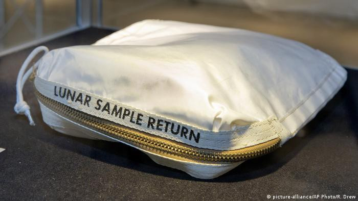 Số phận lạ lùng của túi bụi Mặt Trăng tàu Apollo 11 mang về - 3
