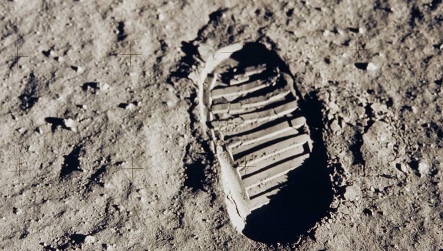 Số phận lạ lùng của túi bụi Mặt Trăng tàu Apollo 11 mang về - 4