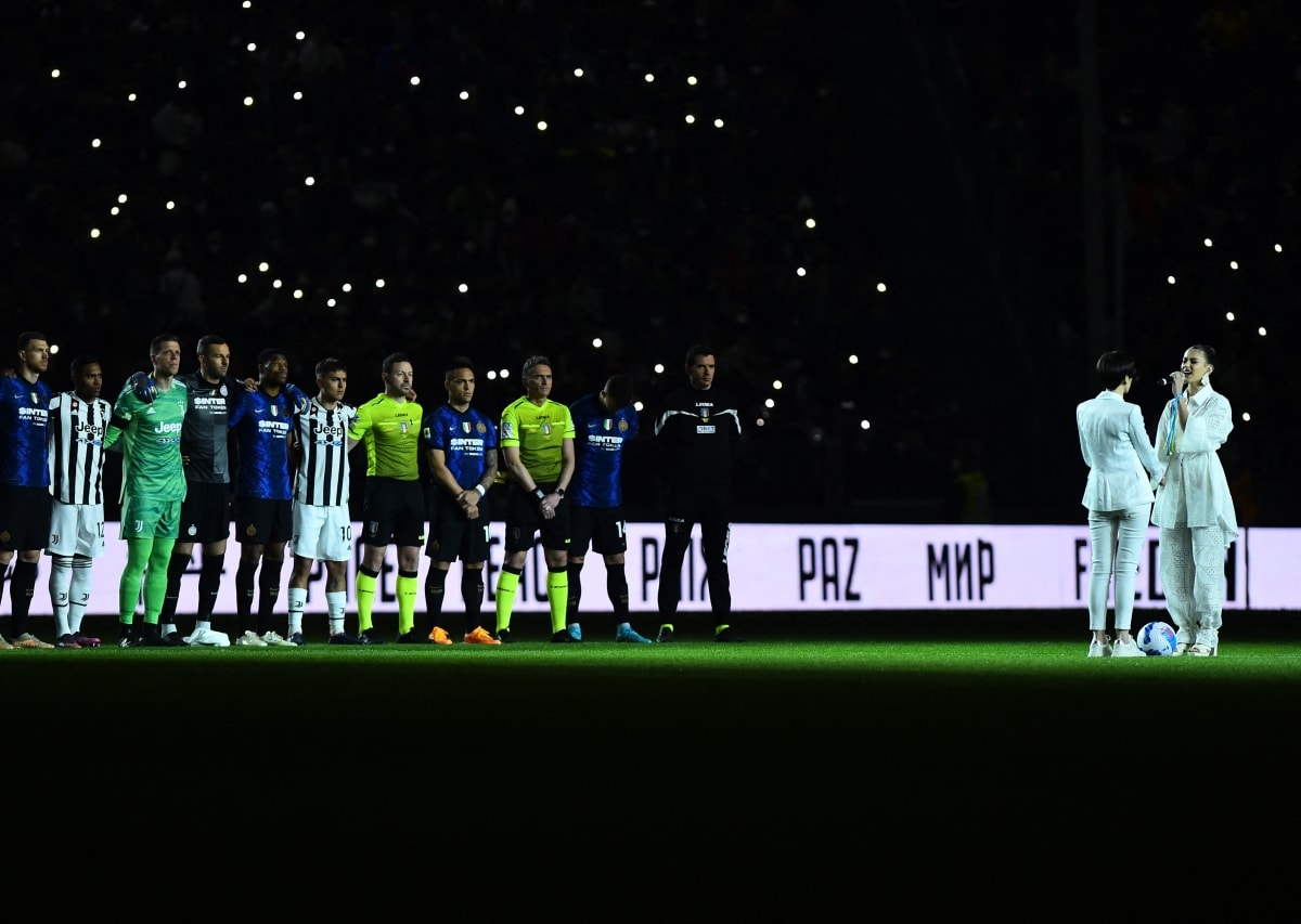 Các cầu thủ hai đội Juventus và Inter Milan khoác vai nhau đứng lắng nghe ca khúc huyền thoại Imagine của John Lennon trên sân vận động Allianz trước trận Derby d'Italia. (Ảnh: Reuters).