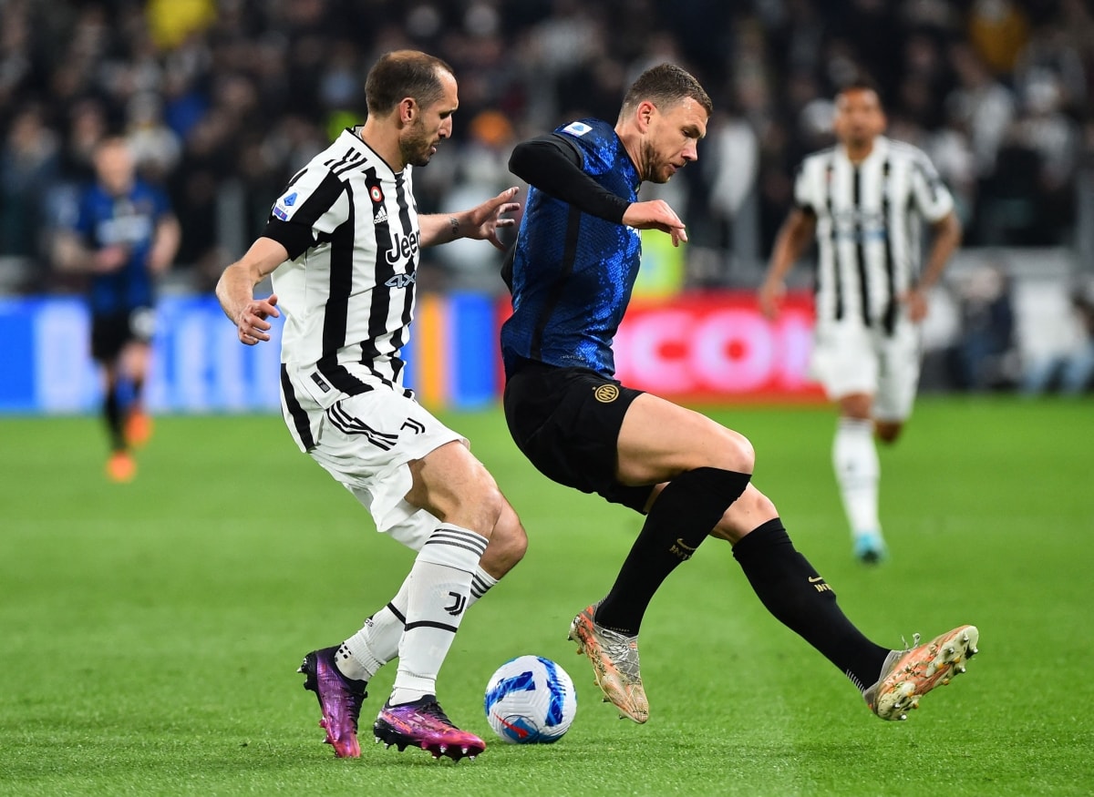 Inter Milan lỡ cơ hội vượt lên dẫn trước khi Calhanoglu đá hỏng phạt đền ở phút bù giờ thứ hai của hiệp một. (Ảnh: Reuters).