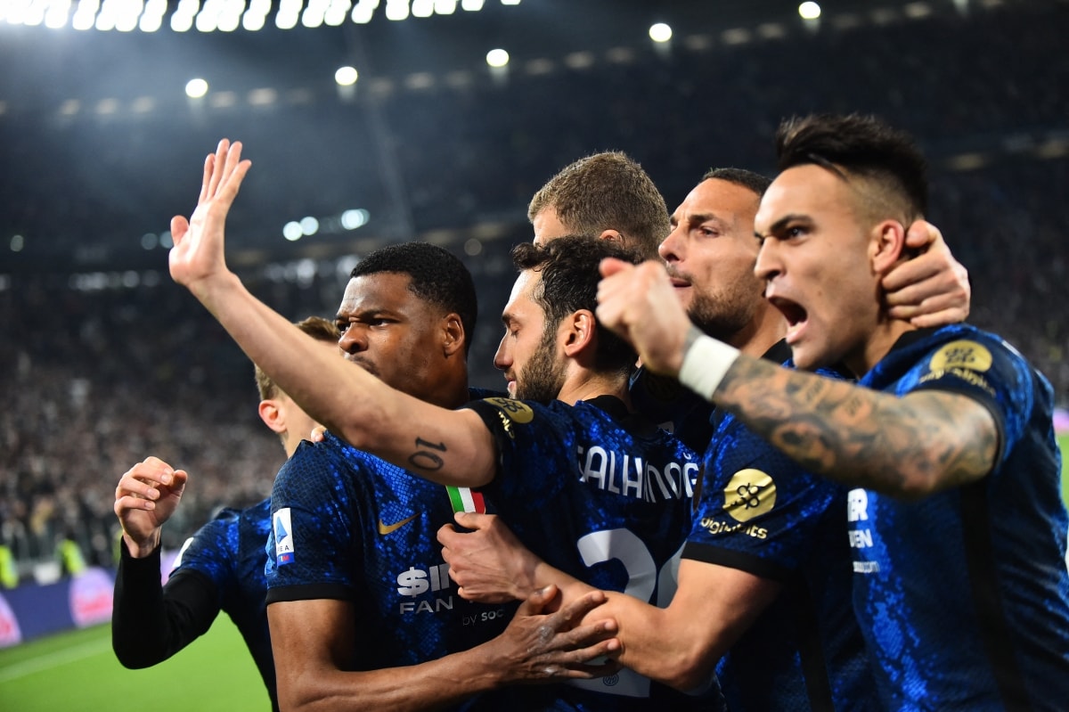 Màn ăn mừng cuồng nhiệt của các cầu thủ Inter Milan. (Ảnh: Reuters).