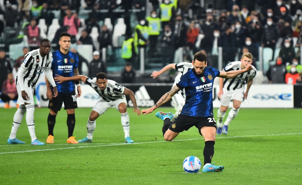 Calhanoglu mở tỷ số cho Inter Milan sau khi phải thực hiện quả phạt đền hai lần. (Ảnh: Reuters).