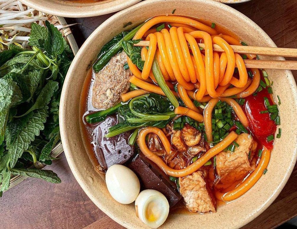 Bún đỏ là món ăn nổi tiếng ở Đắk Lắk mà bất kỳ du khách nào cũng muốn thử