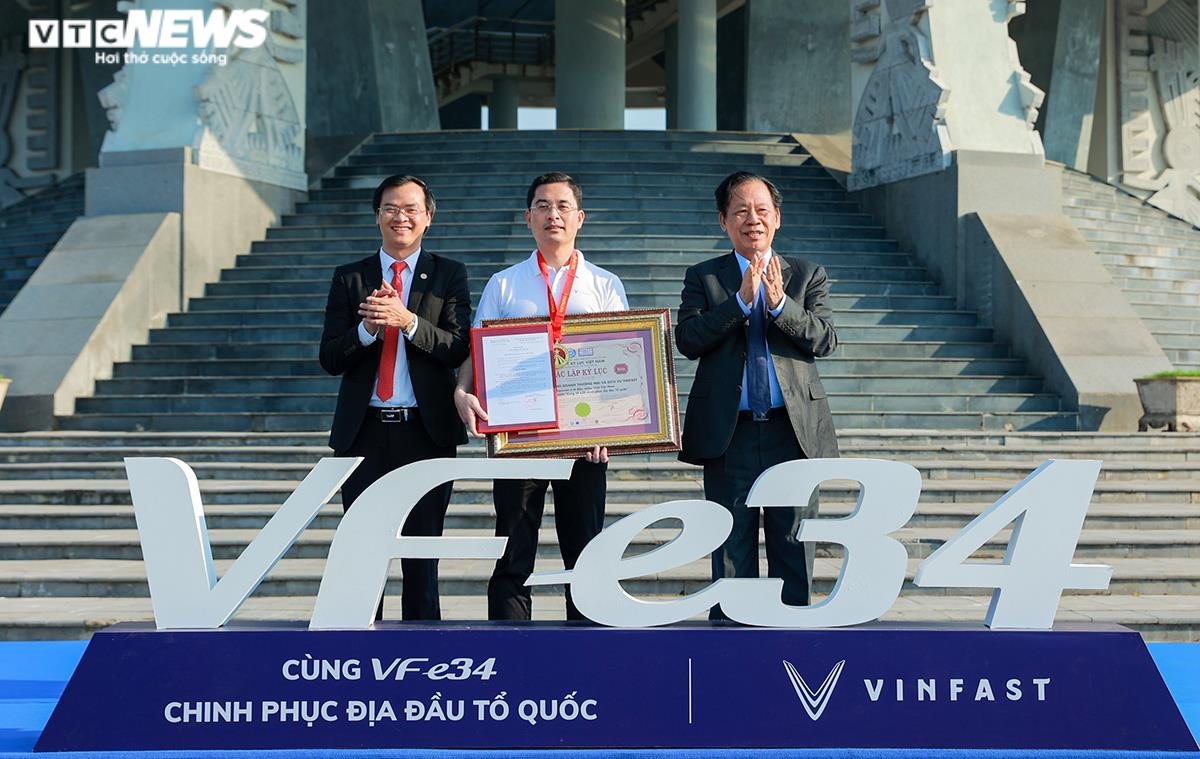 100 xe ô tô điện VF e34 chinh phục địa đầu Tổ Quốc xác lập kỷ lục Việt Nam - 1
