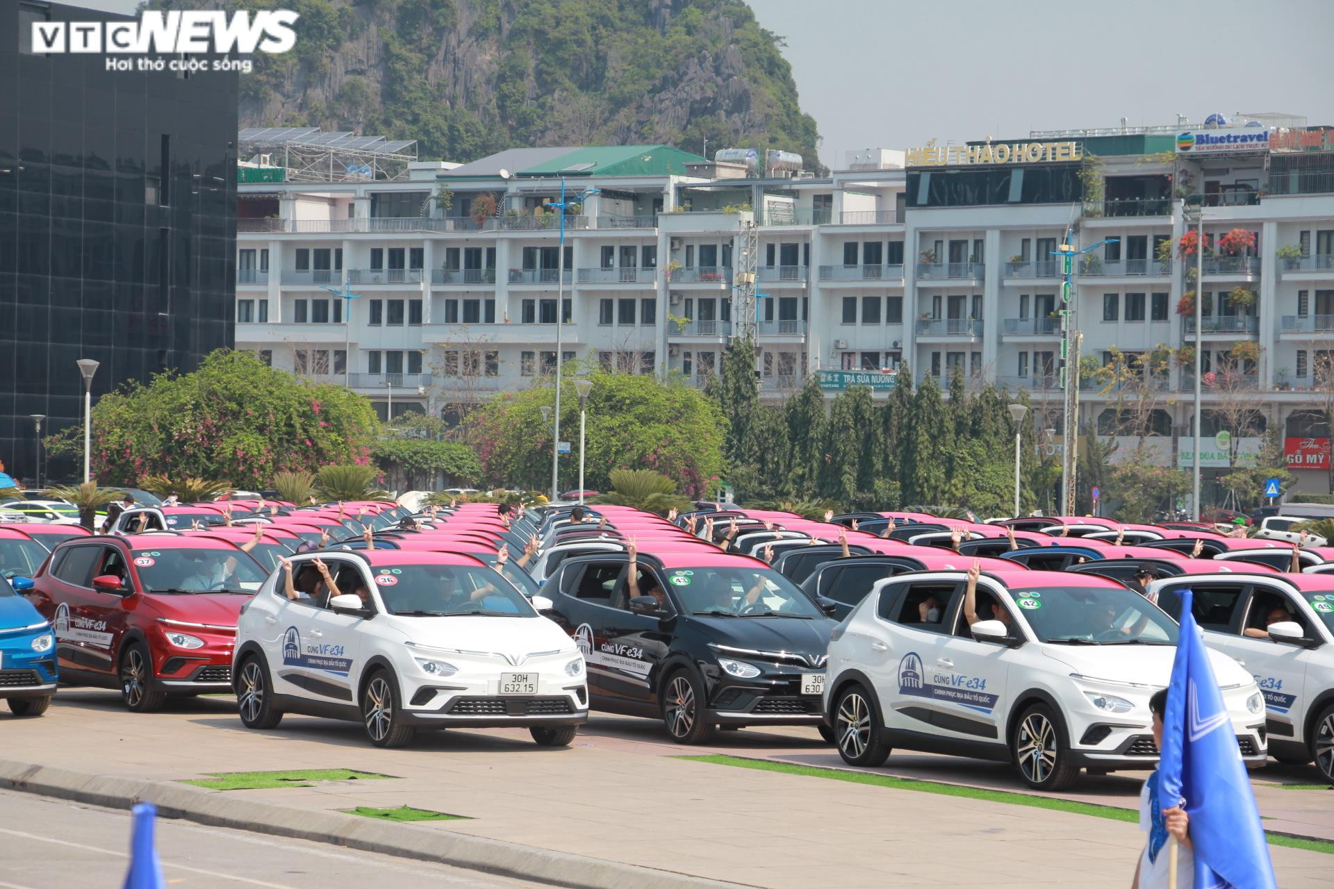 100 xe ô tô điện VF e34 chinh phục địa đầu Tổ Quốc xác lập kỷ lục Việt Nam - 4