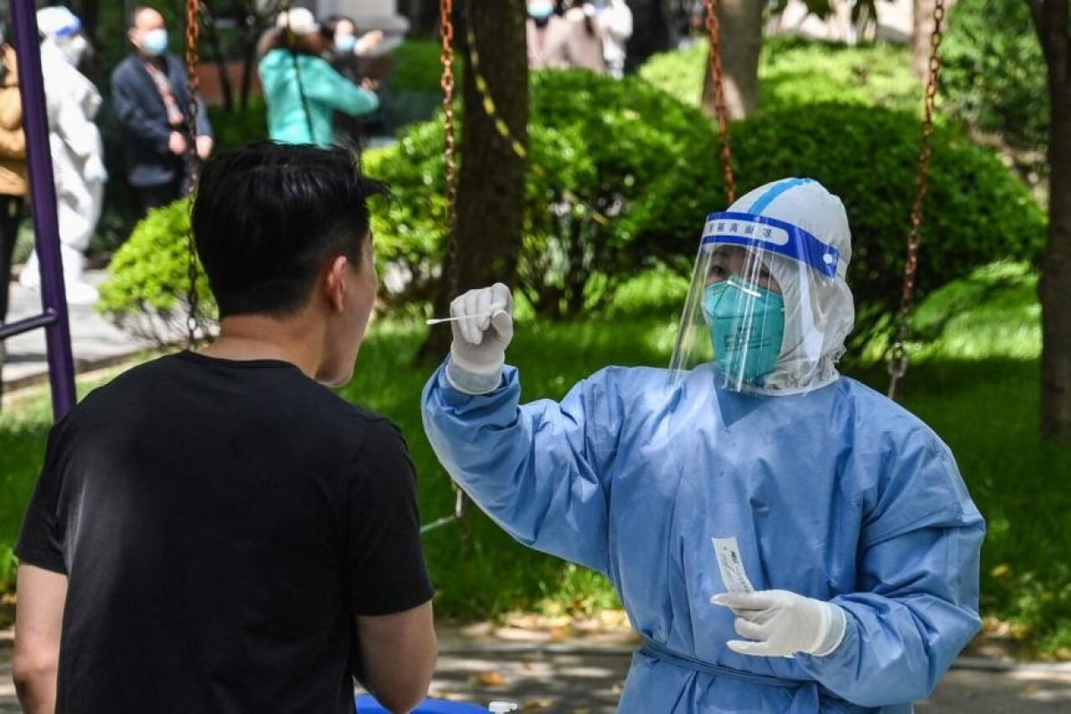 Người mắc Covid-19 có nguy cơ đông máu nghiêm trọng trong tối đa 6 tháng sau khi nhiễm bệnh. Ảnh: AFP