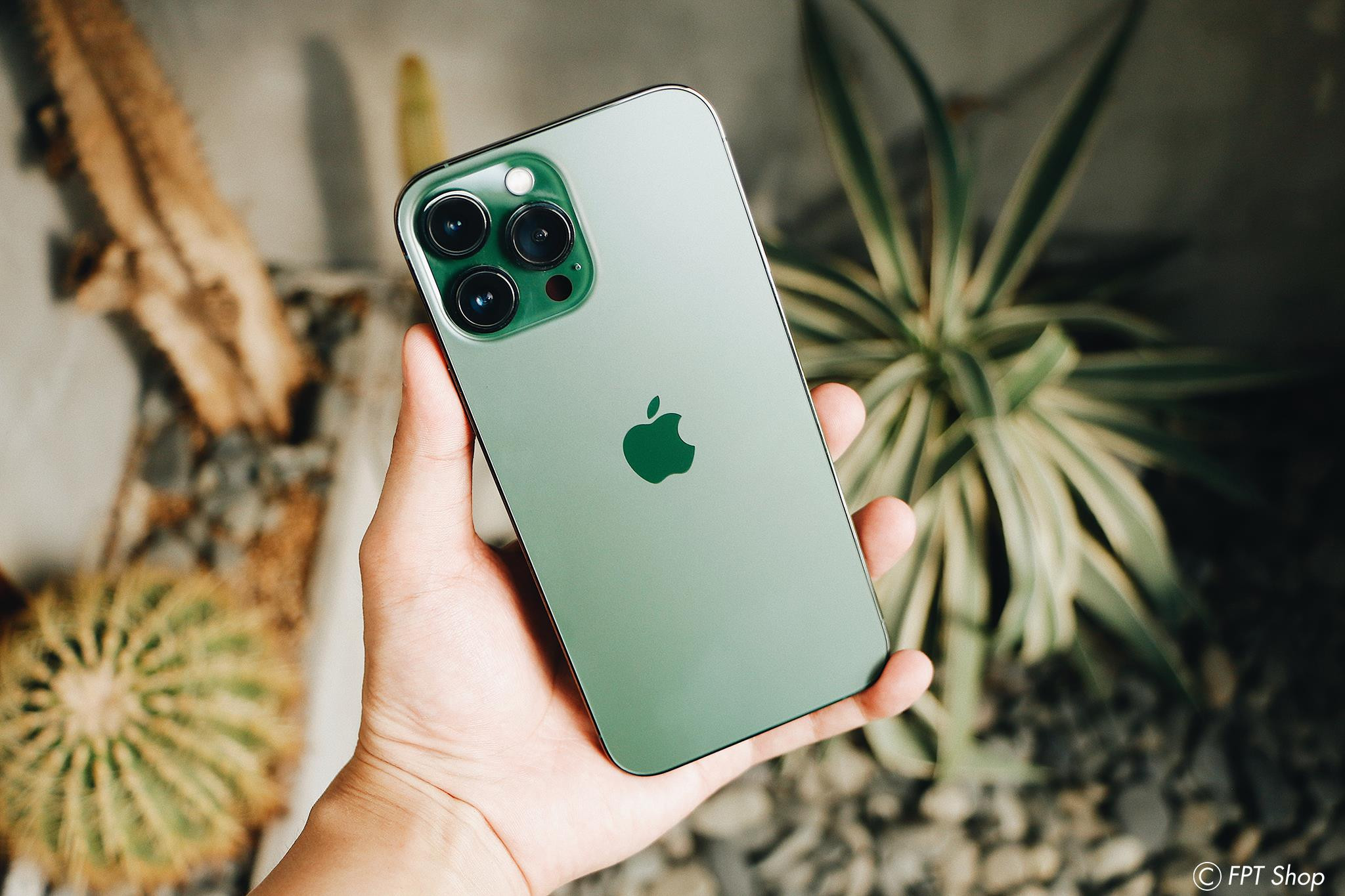 Giảm đến 6 triệu đồng khi đặt trước iPhone 13 Series xanh lá  - 1