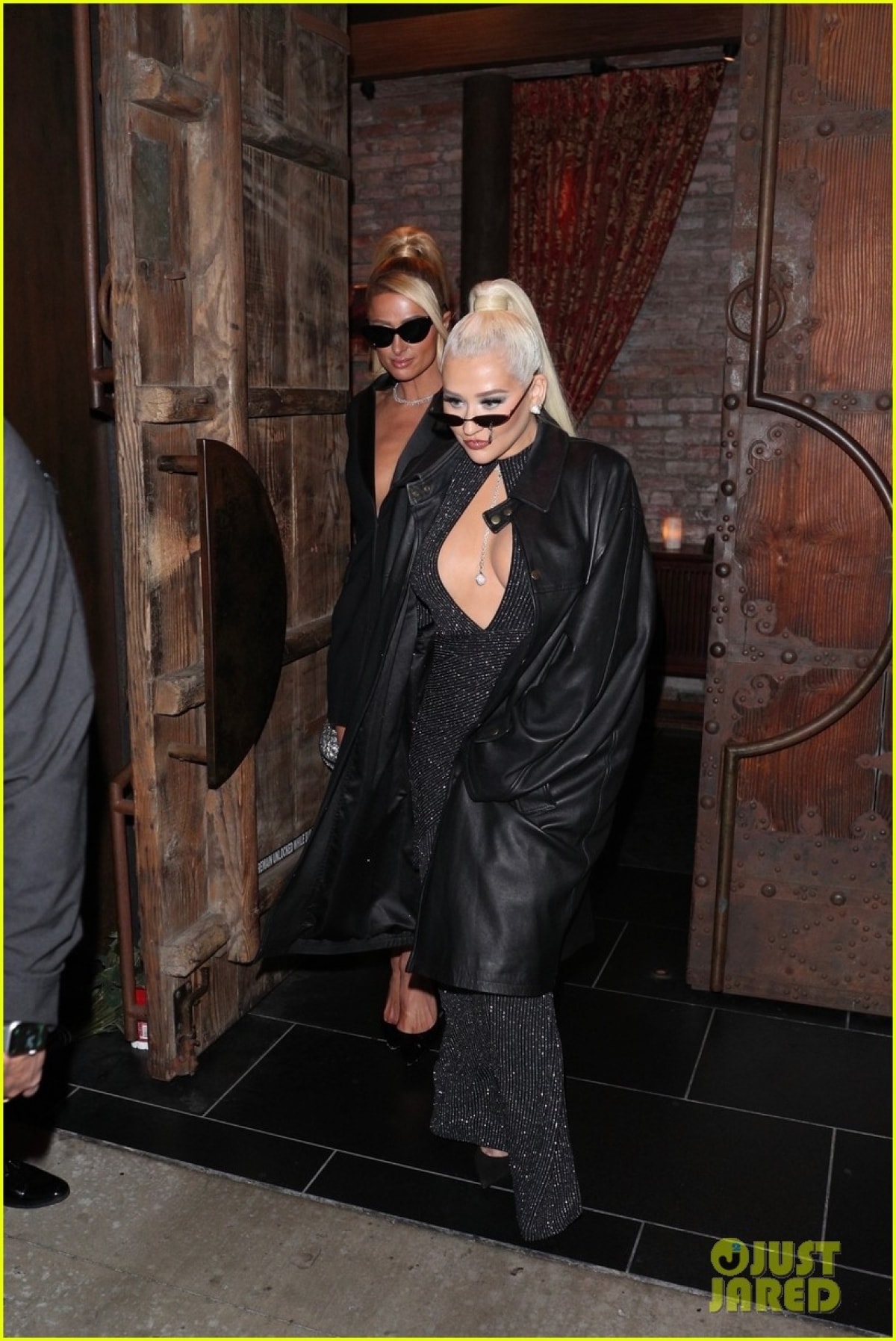 Christina Aguilera và Paris Hilton cùng nhau đi ăn tối tại nhà hàng ở Los Angeles mới đây.