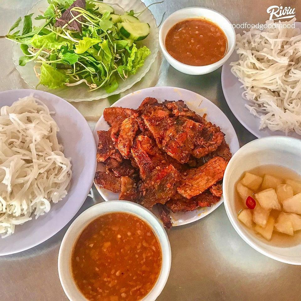 Bún chả chấm chẻo lạc độc đáo ở Nghệ An, chỉ nhìn thôi cũng đủ 'chảy nước miếng' - 1