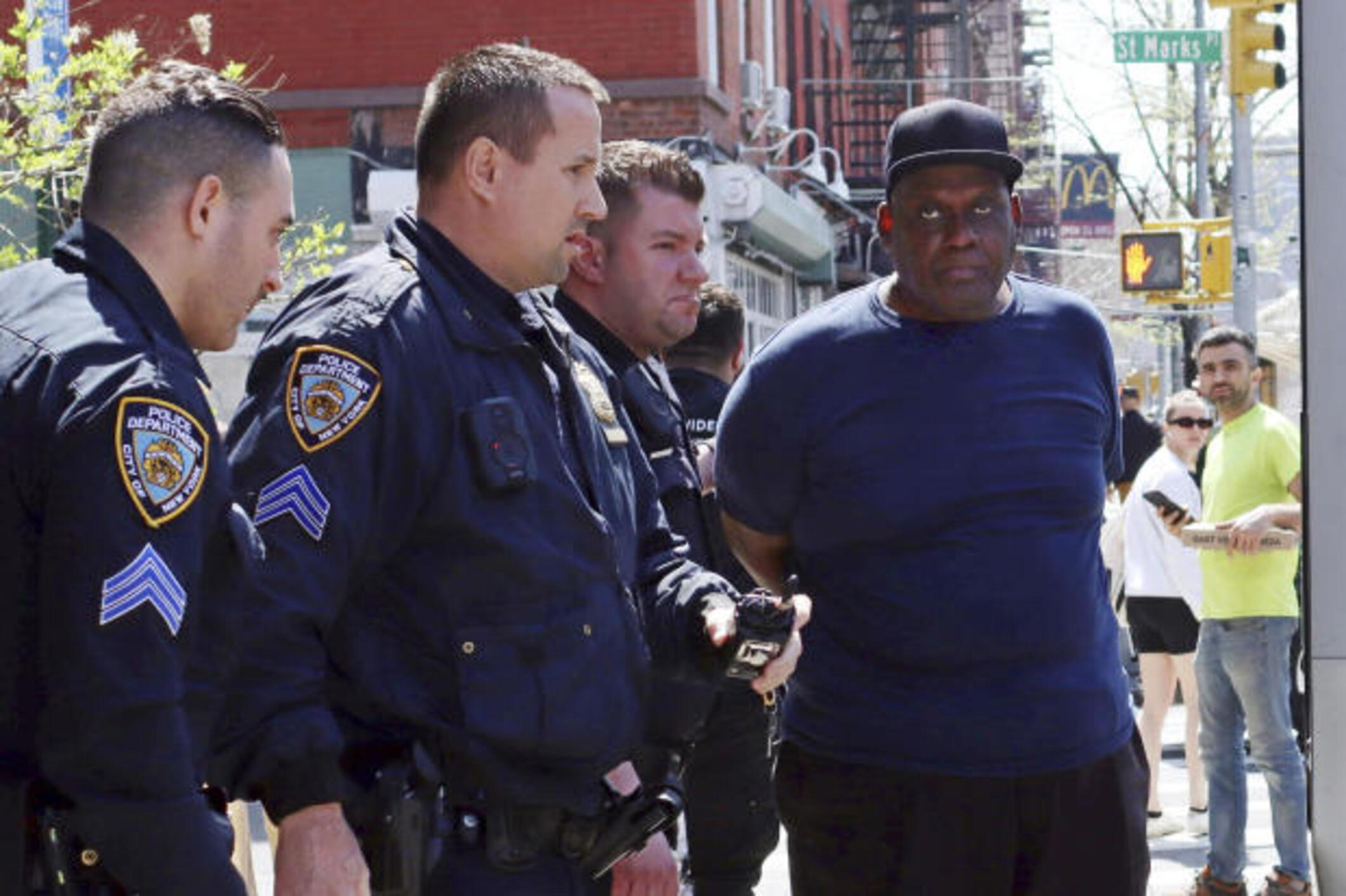 Cảnh sát bắt giữ nghi phạm xả súng ga tàu điện ngầm New York - 1
