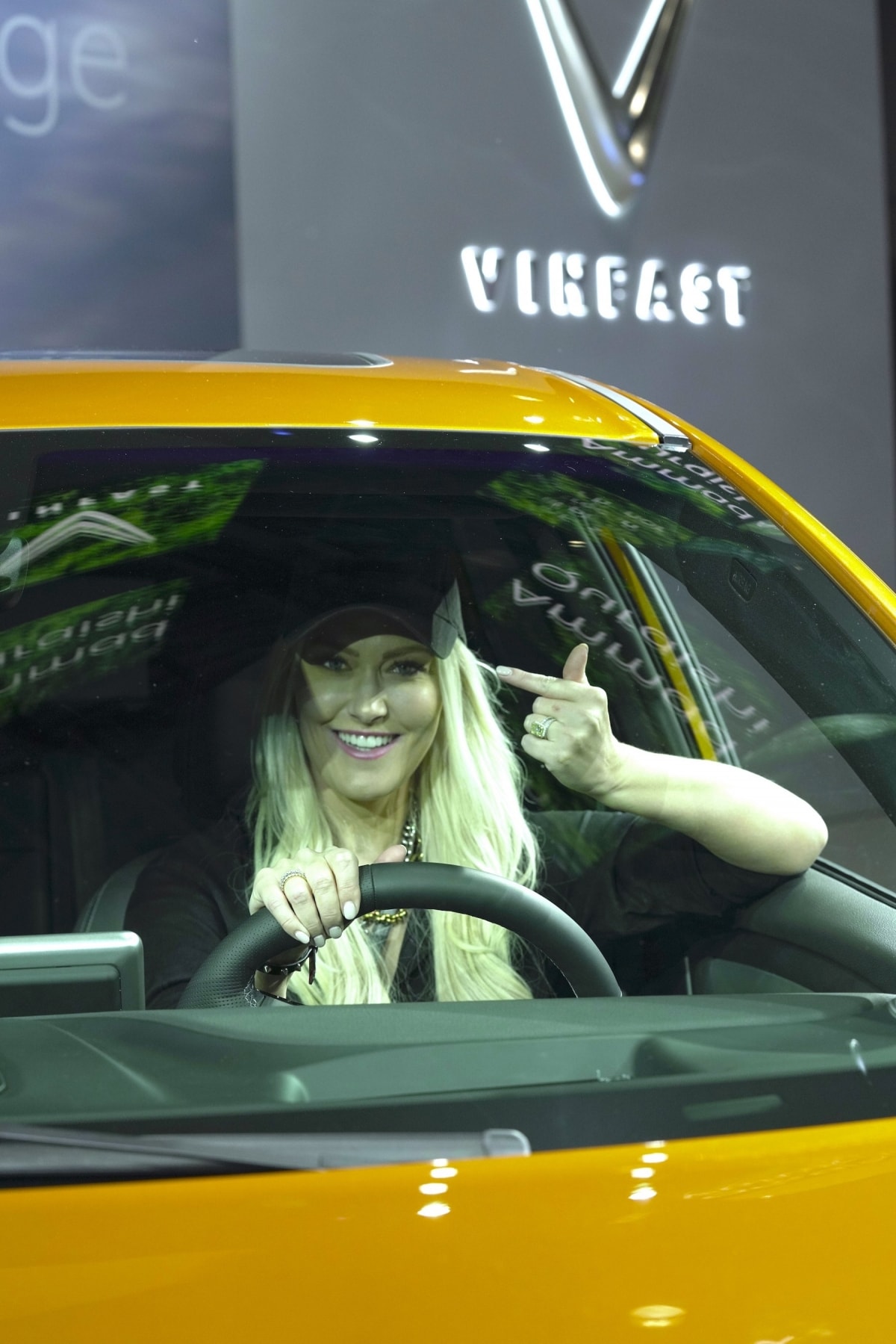 “Nữ hoàng review xe” Supercar Blondie
