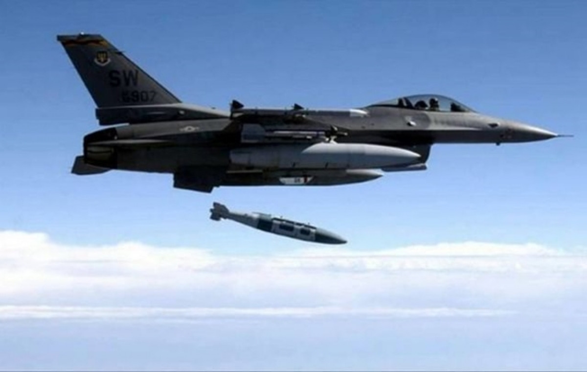 Bom B61-12 ném từ máy bay F-16. Ảnh: Không quân Mỹ.