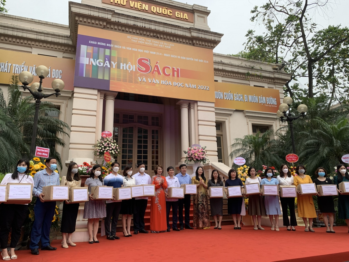Thư viện Quốc gia Việt Nam tặng sách cho các thư viện vùng sâu, vùng xa.