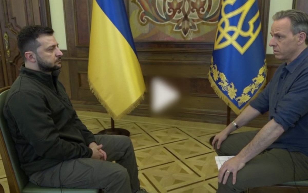 Tổng thống Ukraine Zelensky (trái) trả lời phỏng vấn của phóng viên CNN (ảnh trích xuất từ clip của CNN).