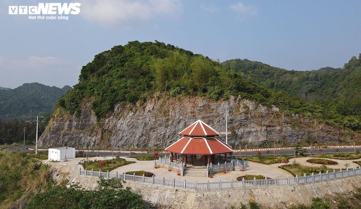 Điểm vọng cảnh số 2 và số 3 (nằm cạnh nhau) được thiết kế điểm dừng xe tạm thời với diện tích 857m2 phục vụ nhu cầu dừng đỗ xe tham quan ngắm cảnh của du khách.