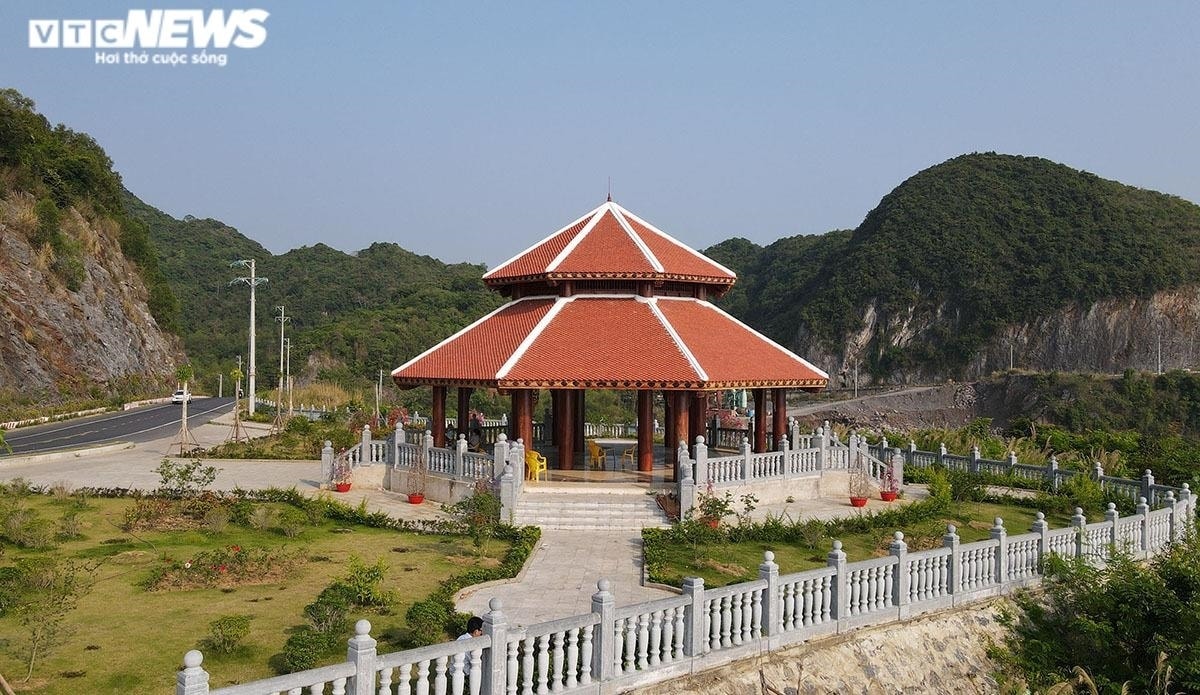 Nơi này được lắp đặt ghế đá không tựa và thùng rác; khuôn viên các ô trồng cây xanh, hoa và cây cảnh có diện tích 1.408m2.