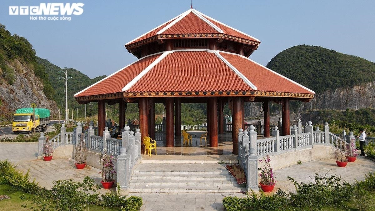 Điểm vọng cảnh có diện tích 2.844m2. Mặt bằng khu vọng cảnh bố trí các hạng mục: chòi vọng cảnh hình bát giác 1 tầng bằng gỗ lim, 2 lớp mái chồng nhau lợp ngói mũi hài màu đỏ có diện tích mặt bằng 147m, chiều cao 11,8m, nền lát đá granite cao hơn sân hoàn thiện 75cm và xung quanh được lắp đặt lan can đá xanh.