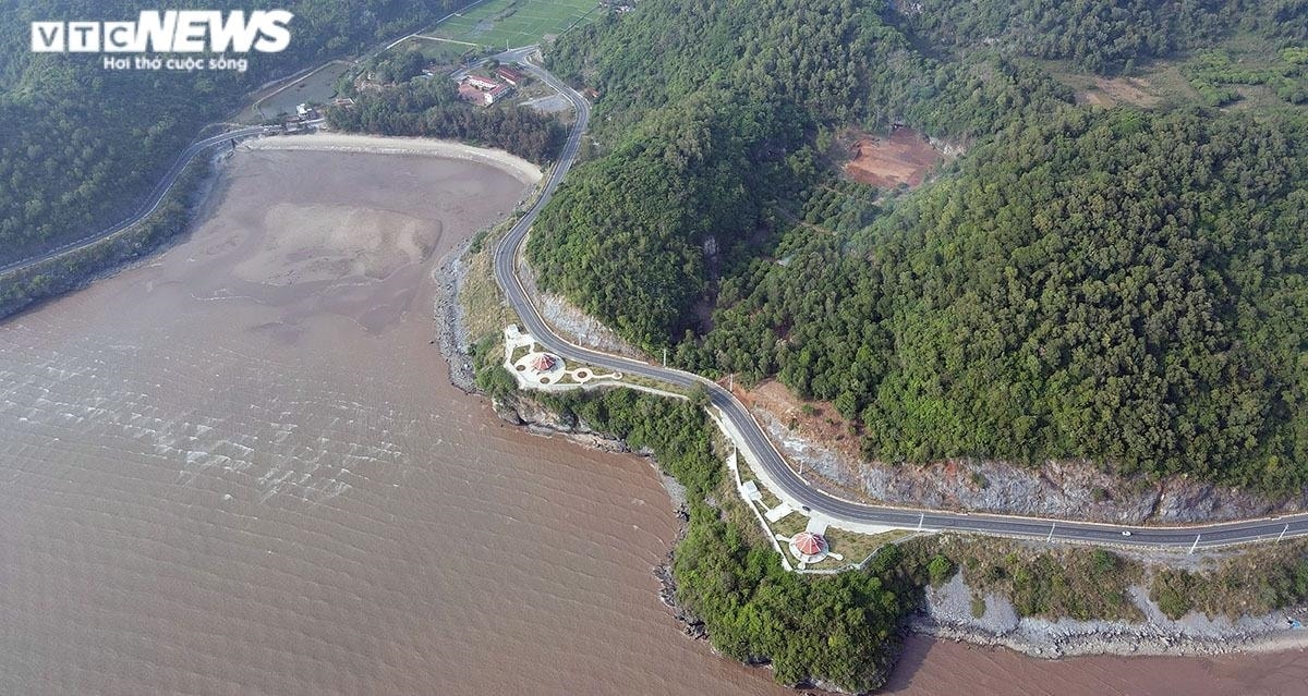 Nền đường rộng 25m, mặt đường rộng 12m, vỉa hè 2 bên mỗi bên rộng 3m, phần còn lại 2 bên đường trồng hoa, kết cấu mặt đường bê tông nhựa.