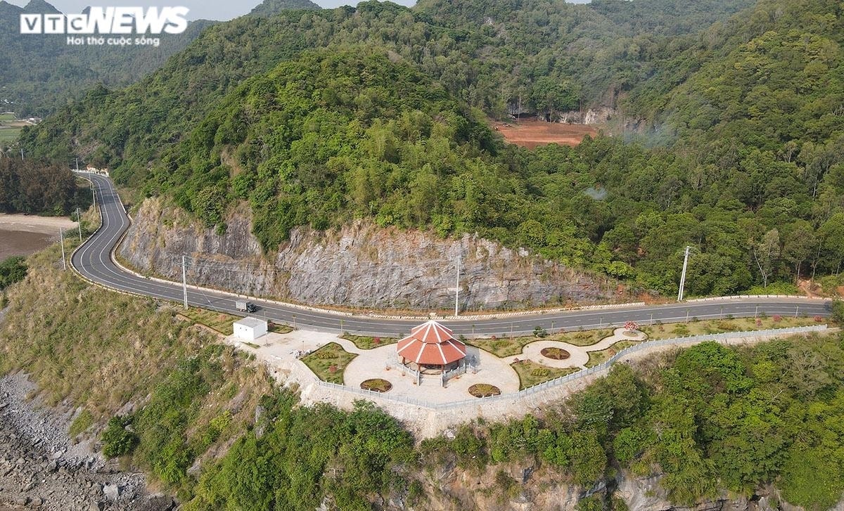 Đặc biệt, trên tuyến đường còn có 3 khu vọng cảnh hướng biển, là điểm dừng chân lý tưởng cho du khách mỗi khi đến với Cát Bà.