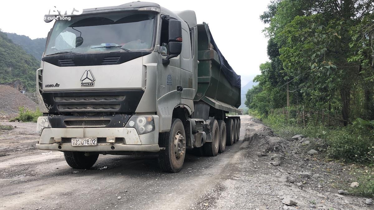 Ảnh: Xe tải cơi nới thành thùng, chở quá tải lộng hành ở vùng quê Quảng Bình - 3