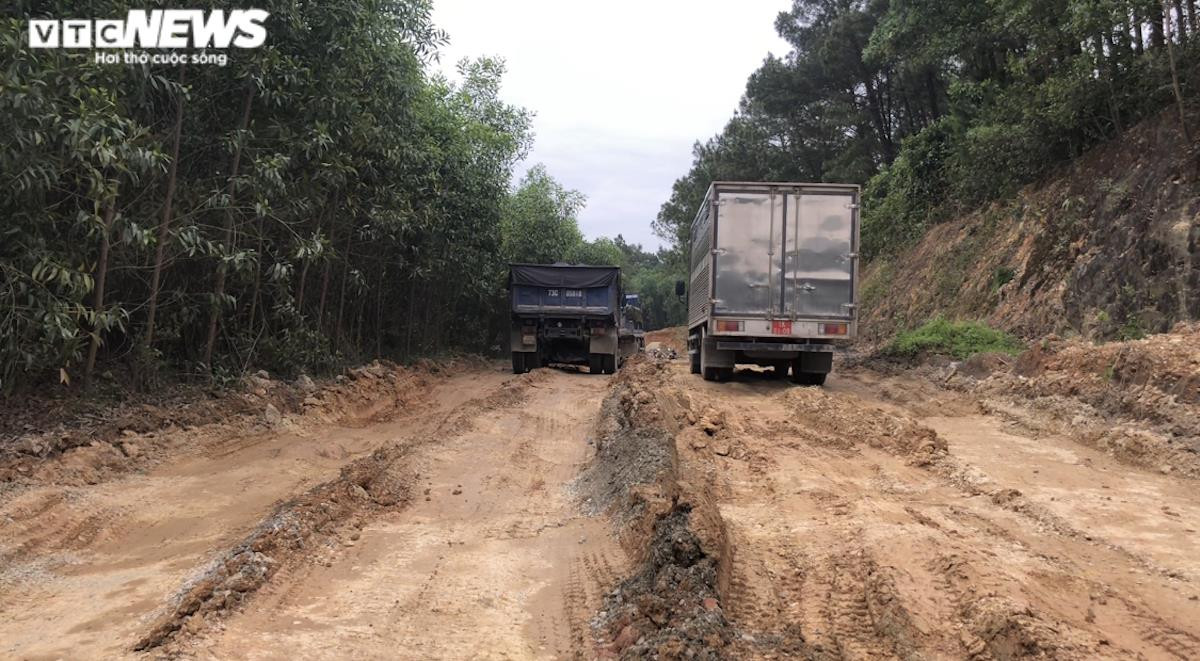 Ảnh: Xe tải cơi nới thành thùng, chở quá tải lộng hành ở vùng quê Quảng Bình - 4