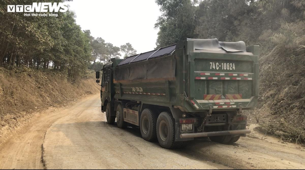 Ảnh: Xe tải cơi nới thành thùng, chở quá tải lộng hành ở vùng quê Quảng Bình - 5