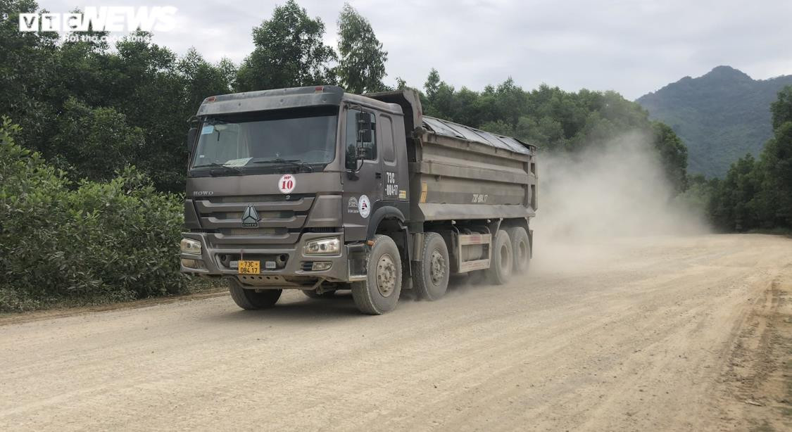Ảnh: Xe tải cơi nới thành thùng, chở quá tải lộng hành ở vùng quê Quảng Bình - 6