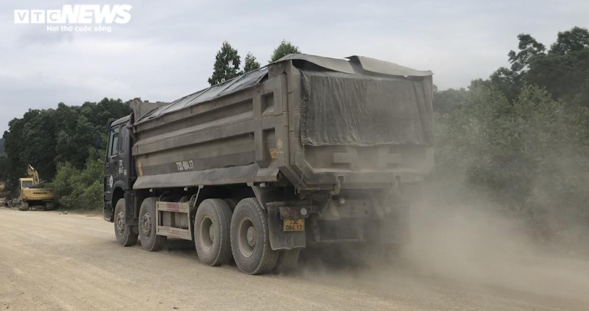 Ảnh: Xe tải cơi nới thành thùng, chở quá tải lộng hành ở vùng quê Quảng Bình - 7