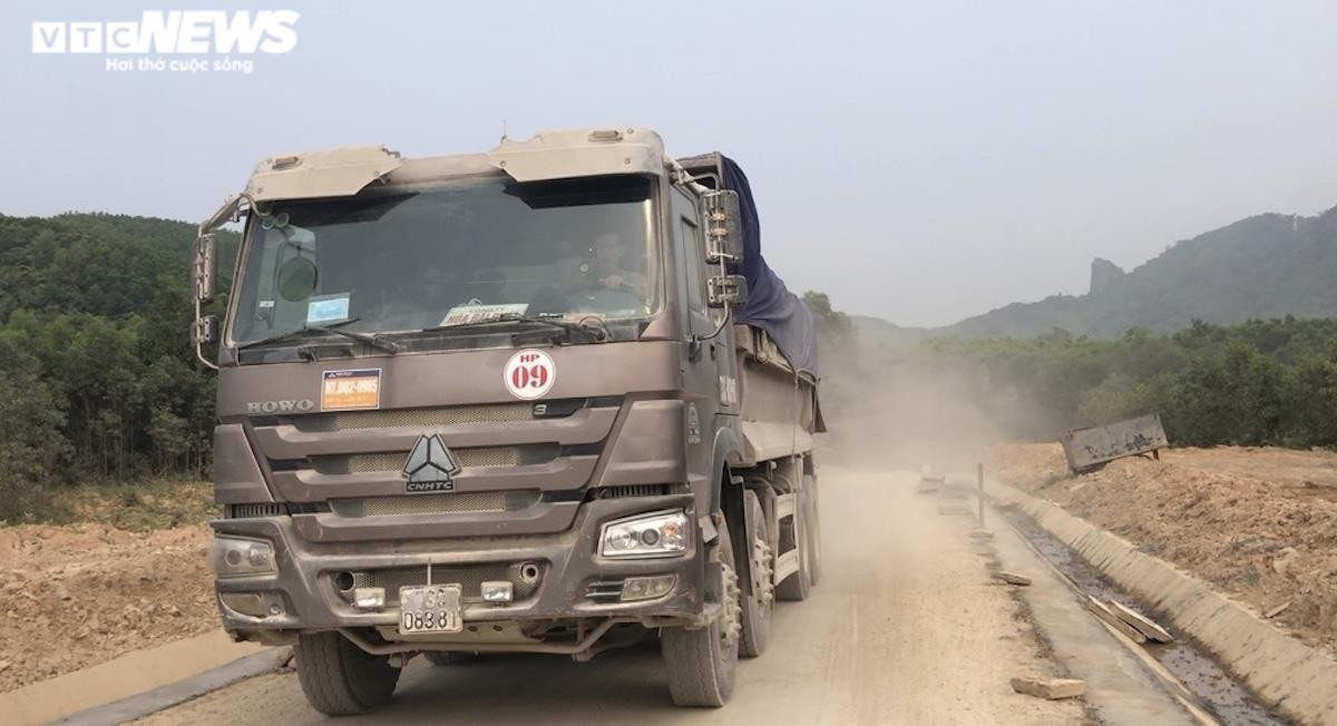 Ảnh: Xe tải cơi nới thành thùng, chở quá tải lộng hành ở vùng quê Quảng Bình - 8