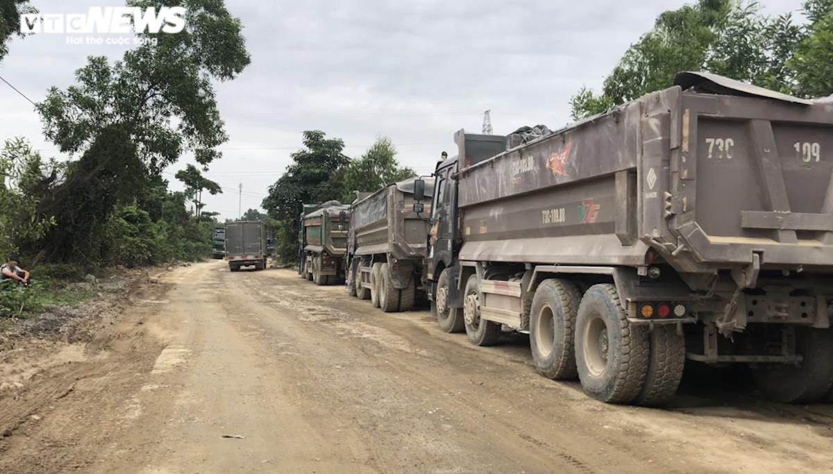 Ảnh: Xe tải cơi nới thành thùng, chở quá tải lộng hành ở vùng quê Quảng Bình - 9