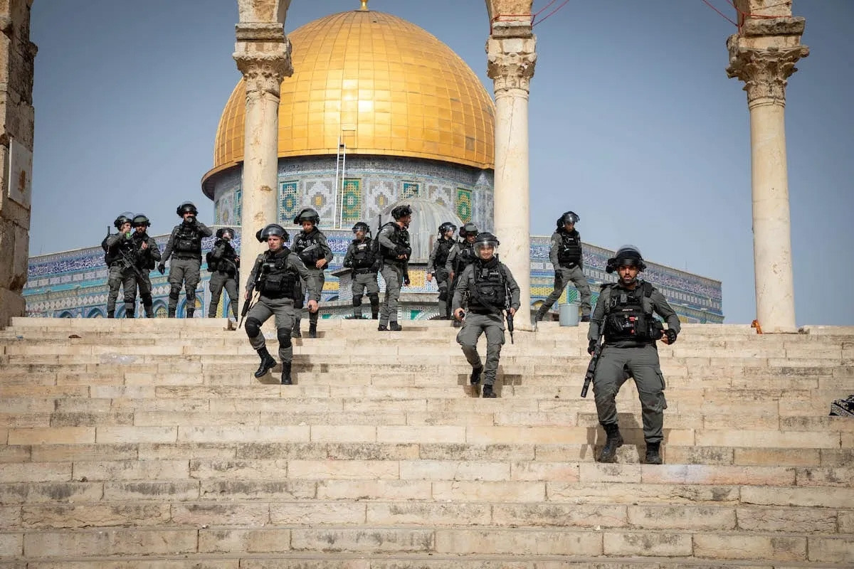 Cảnh sát Israel sử dụng hơi cay, đạn cao su để giải tán người Palestine ở Đền Al-Aqsa, Đông Jerusalem ngày 10/5/2021. Ảnh: Anadolu