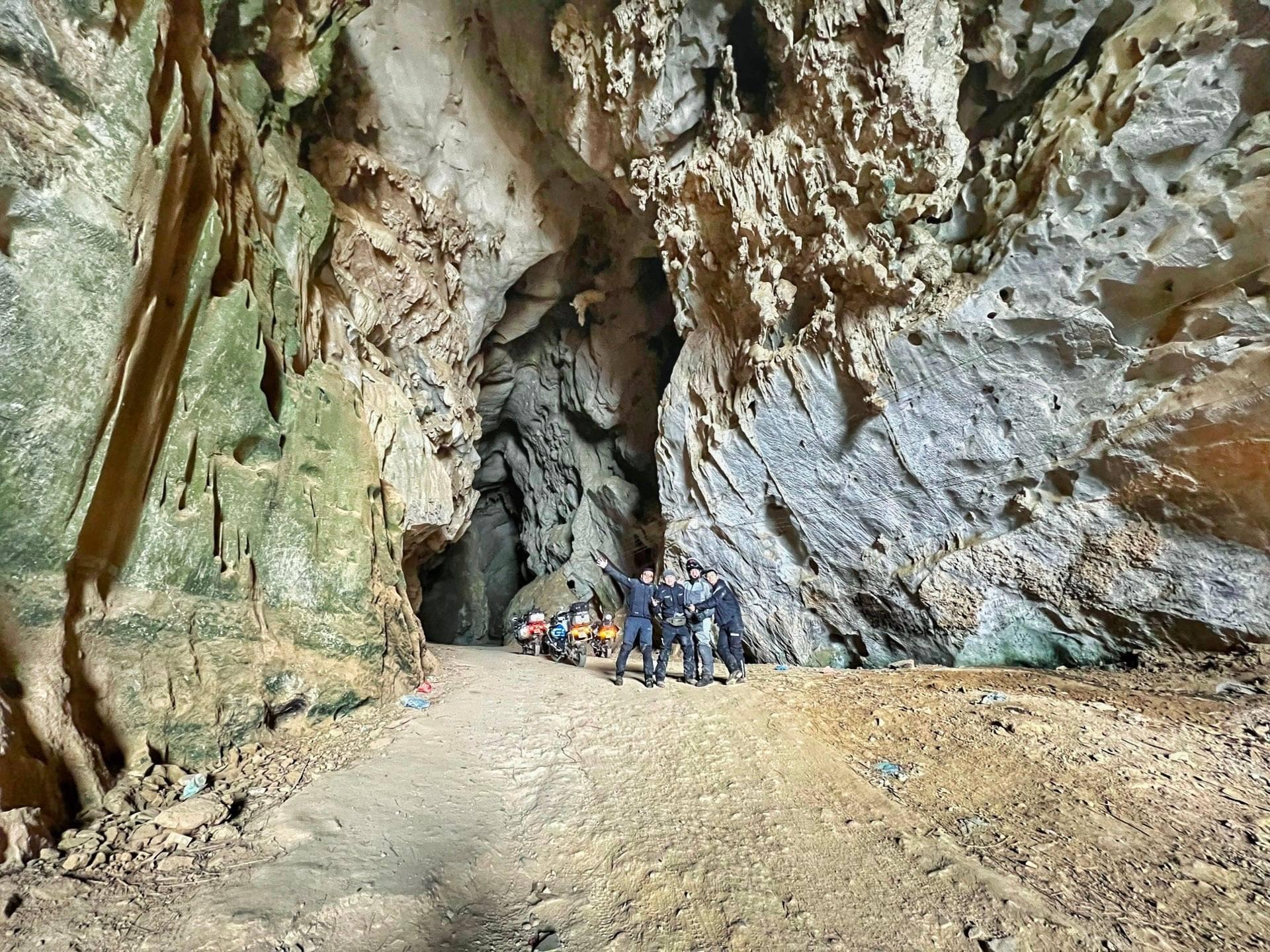 Hang động xuyên núi độc nhất Tây Bắc ít người biết, ai ưa mạo hiểm nhìn là mê - 7