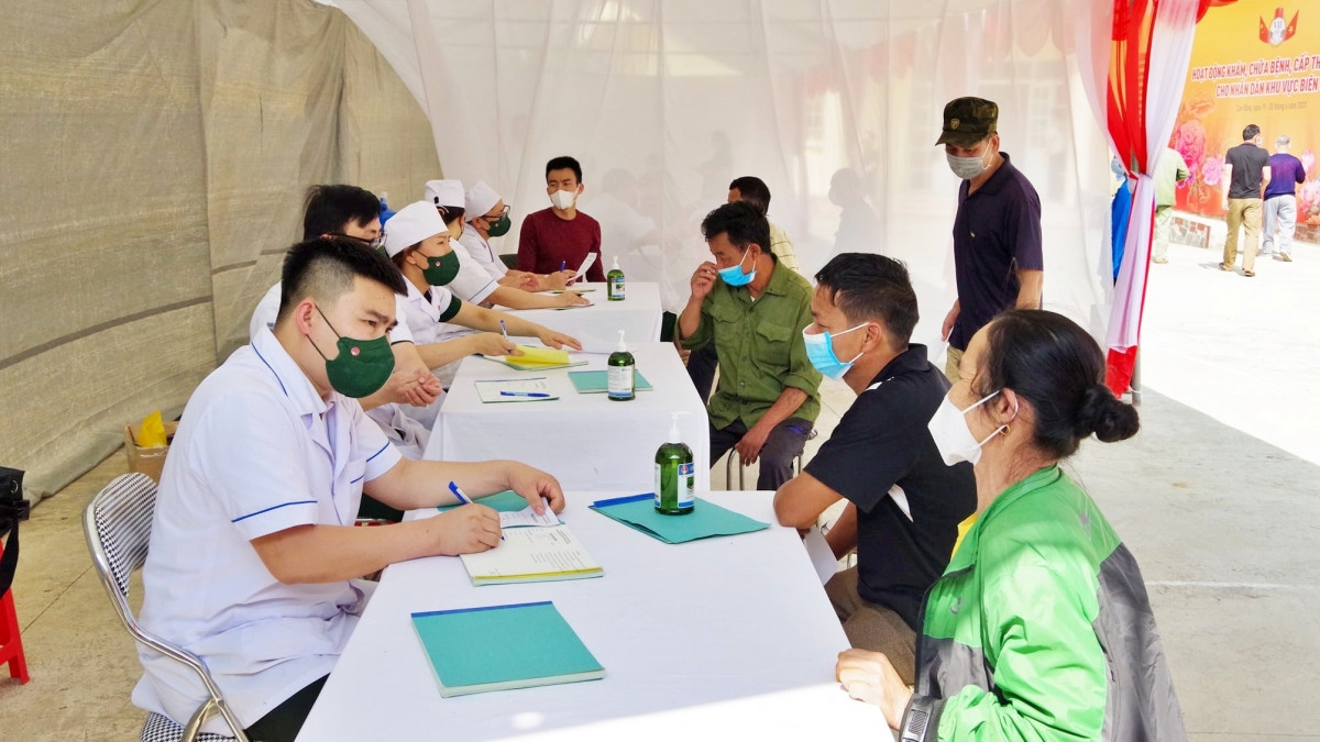 Hơn 5.000 người dân tại Thị trấn Trà Lĩnh, huyện Trùng Khánh và thị trấn Tà Lùng, huyện Quảng Hòa (Cao Bằng) đã được thăm khám, điều trị và cấp phát thuốc miễn phí. (Ảnh: Biên phòng Cao Bằng)